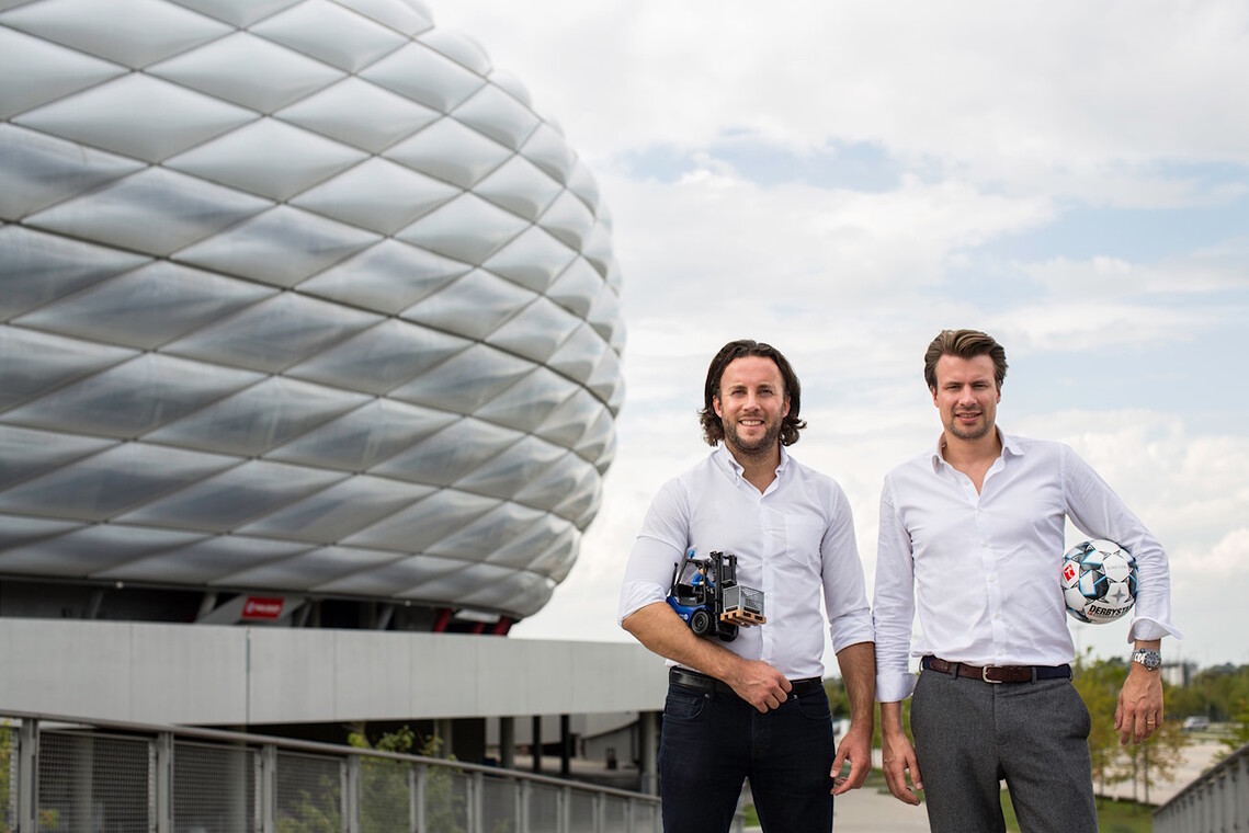 Die Gründer von Kinexon, Oliver Trinchera und Alexander Hüttenbrink, am Ort, wo alles begann: der Allianz Arena. Bild: Kinexon