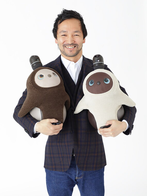 Kaname Hayashi, Gründer und CEO von GROOVE X, mit zwei LOVOTs. Bild: GROOVE X