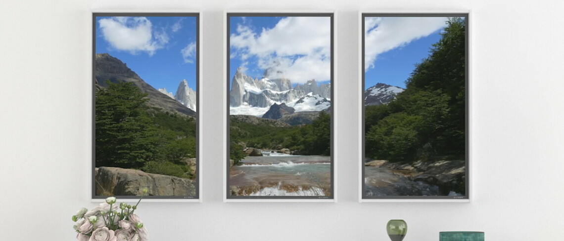 Drei digitale Fenster von Atmoph zeigen eine Gebirgslandschaft.