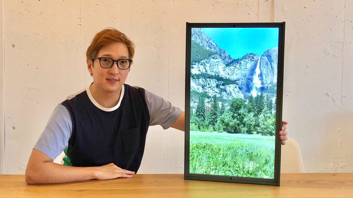 Kyohi Kang mit dem Atmoph Window 2, der zweiten Generation seiner Erfindung.